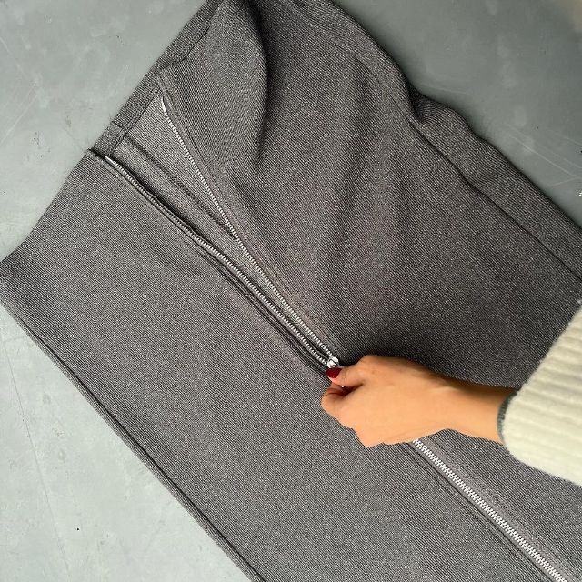 グレーのフロントジップナローロングスカートのフロントジップ