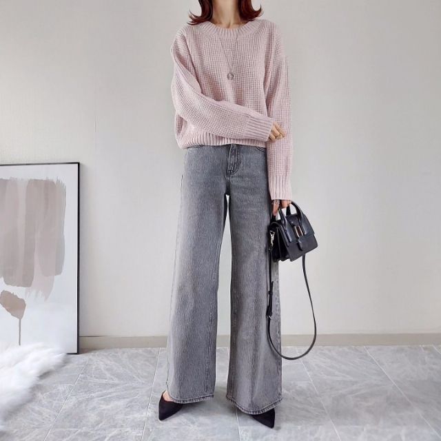 グレーのミドルライズワイドジーンズとピンクのトップスのコーデ