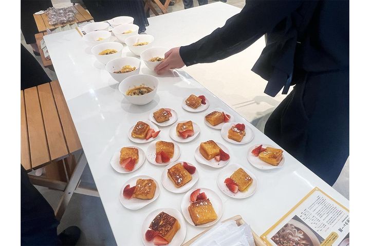 「米粉カレー麺」、「愛媛プレミアムソフトホール（みかんバウム）のフレンチトースト」