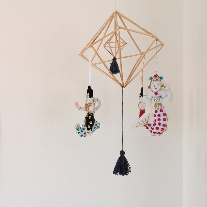 ヒンメリ＋オーナメント＝モビール。部屋のかたすみでふわふわ揺れて