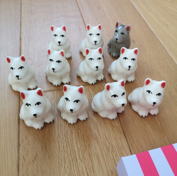 なんとも愛らしい陶器の犬