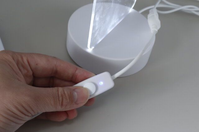 ダイソーのスイッチ付Type-Aケーブル（WH）のスイッチをON