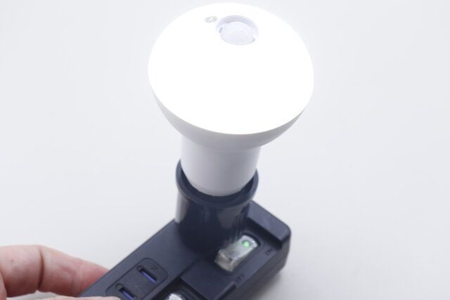 ダイソーのE26 口金ソケットアダプタに電球を付けて電源タップに挿した様子