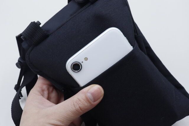 100均キャンドゥのボトルホルダー付きスマホショルダー