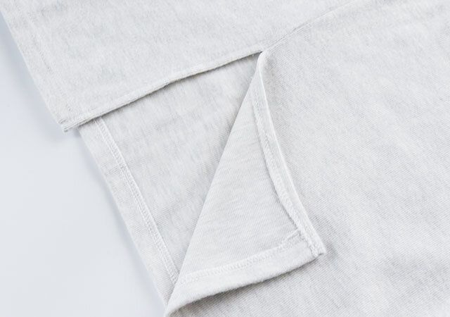 スカートにはスリットが入っている