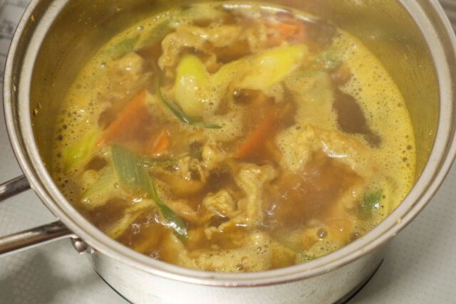 カレーうどん レシピ めんつゆとしょうがを入れて煮る