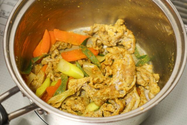 カレーうどん レシピ カレー粉を加えて炒める