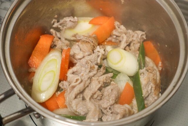 カレーうどん レシピ 野菜を加えて炒める