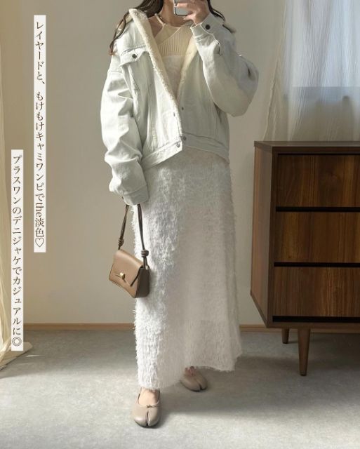 デニムジャケットとワンピースのホワイトコーデ