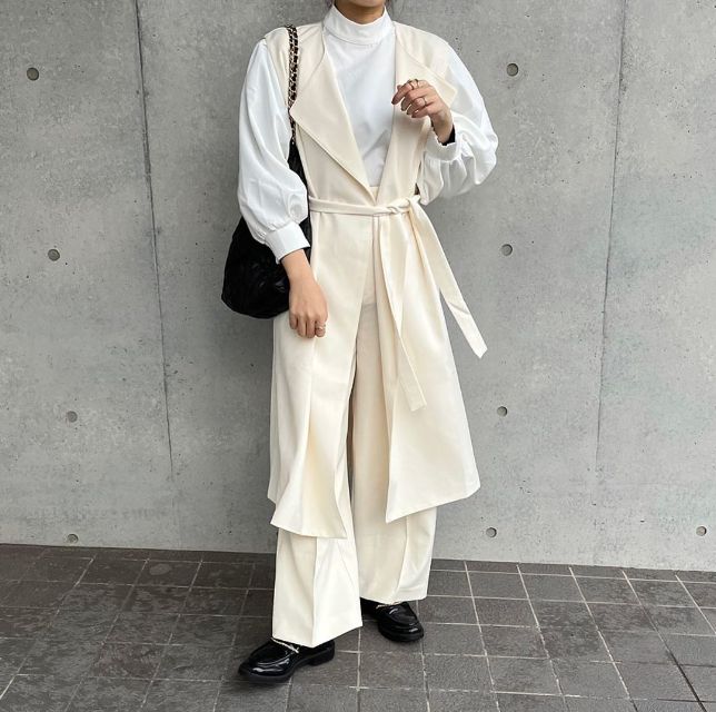 ブラウスとジレのホワイトコーデ