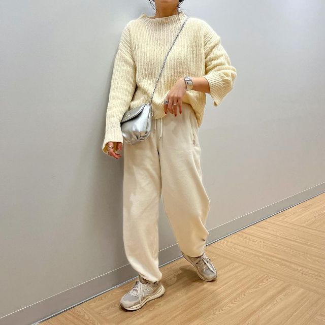 ニットとスウェットパンツのホワイトコーデ