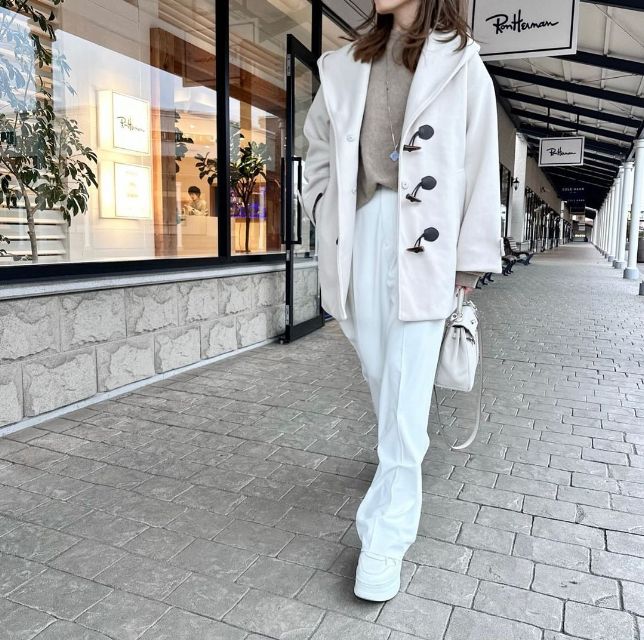 グレージュのニットとパンツのホワイトコーデ