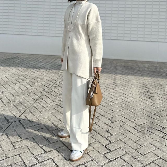 カーディガンとパンツのホワイトコーデ