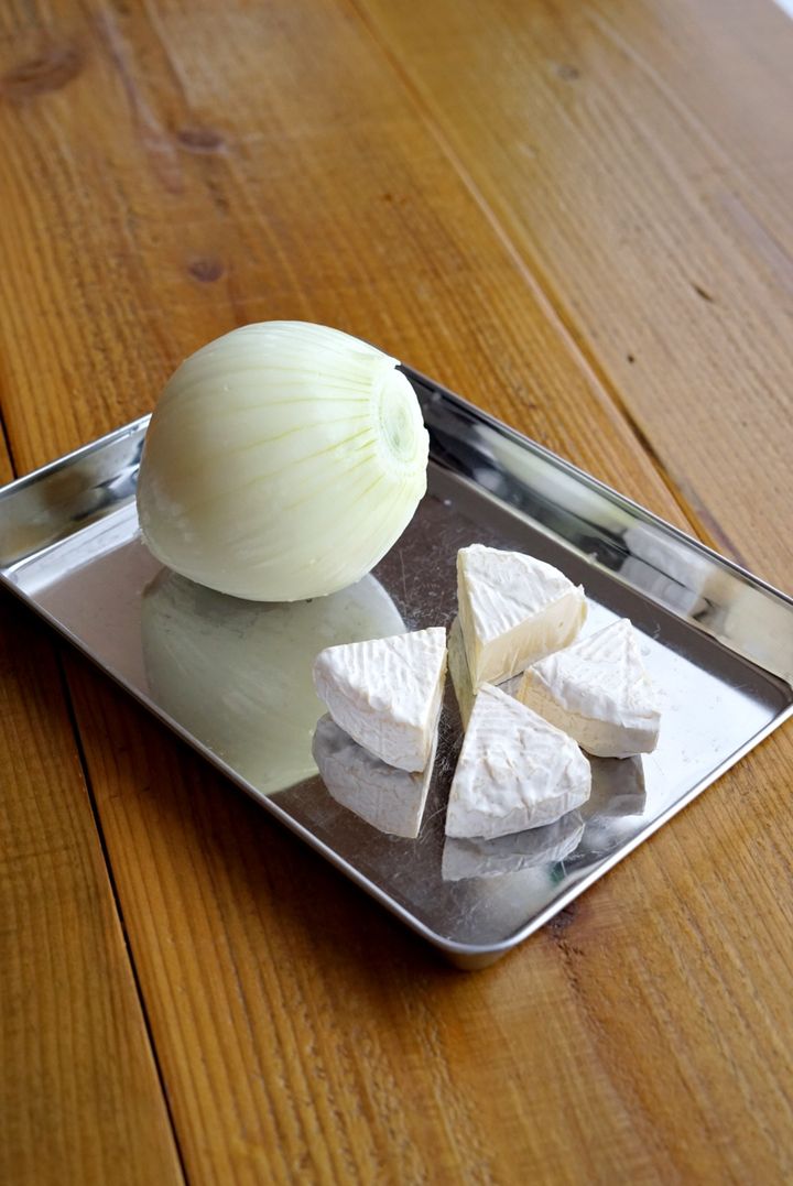 少ない材料で絶品おつまみ！新玉ねぎとカマンベールチーズのグラタン【料理家 あやかの旬野菜を使ったアペロおつまみ vol.6 〜レシピで旅するヨーロッパ〜】