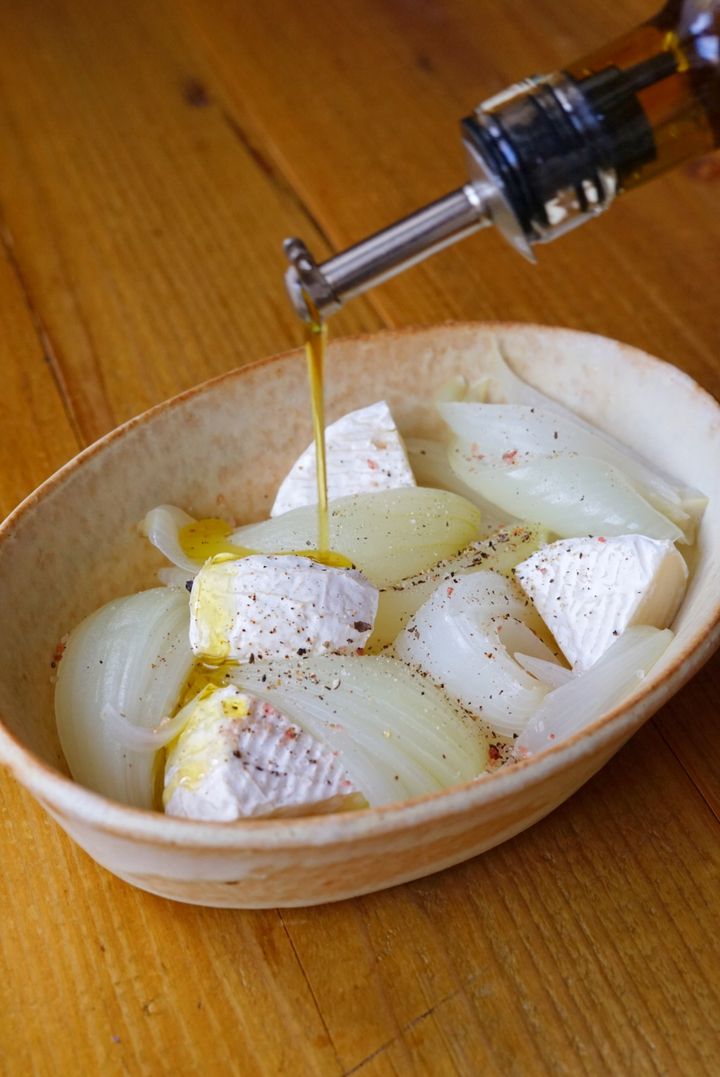 少ない材料で絶品おつまみ！新玉ねぎとカマンベールチーズのグラタン【料理家 あやかの旬野菜を使ったアペロおつまみ vol.6 〜レシピで旅するヨーロッパ〜】