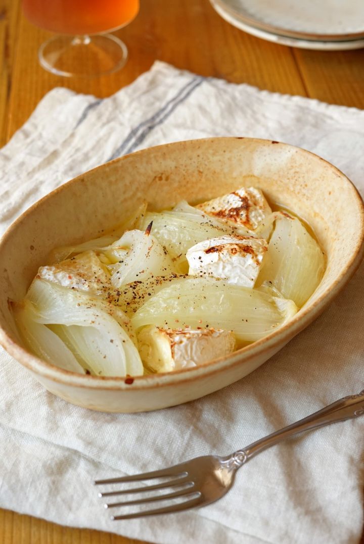 少ない材料で絶品おつまみ！新玉ねぎとカマンベールチーズのグラタン【料理家 あやかの旬野菜を使ったアペロおつまみ vol.6 〜レシピで旅するヨーロッパ〜】