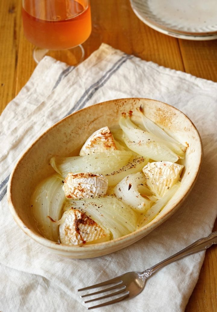 少ない材料で絶品おつまみ！新玉ねぎとカマンベールチーズのグラタン【料理家 あやかの旬野菜を使ったアペロおつまみ vol.6 〜レシピで旅するヨーロッパ〜】