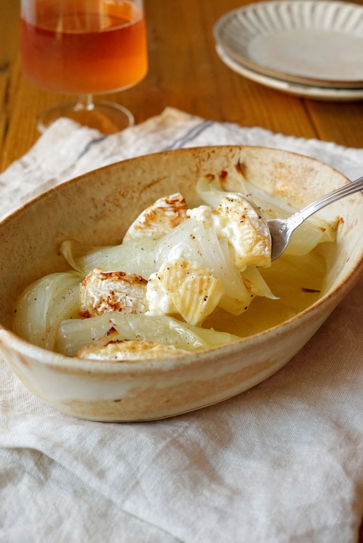 少ない材料で絶品おつまみ！新玉ねぎとカマンベールチーズのグラタン【料理家 あやかの旬野菜を使ったアペロおつまみ vol.6 〜レシピで旅するヨーロッパ〜】