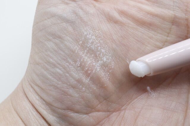 セリアのリップケアスクラブ 01CLEARのテクスチャ