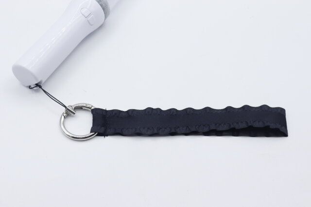 セリアのうちわ・ペンライトストラップはうちわやペンライトをまとめられる