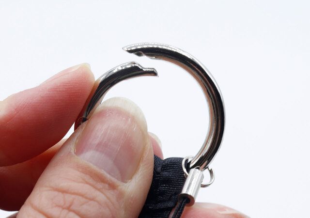 セリアのうちわ・ペンライトストラップは丸型カラビナ付き
