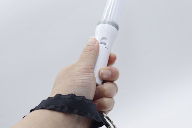 セリアのうちわ・ペンライトストラップは手首に通せる