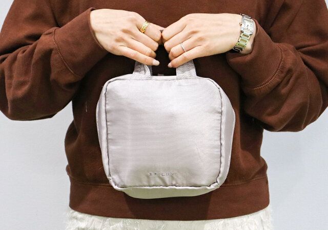 BRILMY 中身が見えて時短がかなう ズボラに優しいコスメポーチ 持ったところ