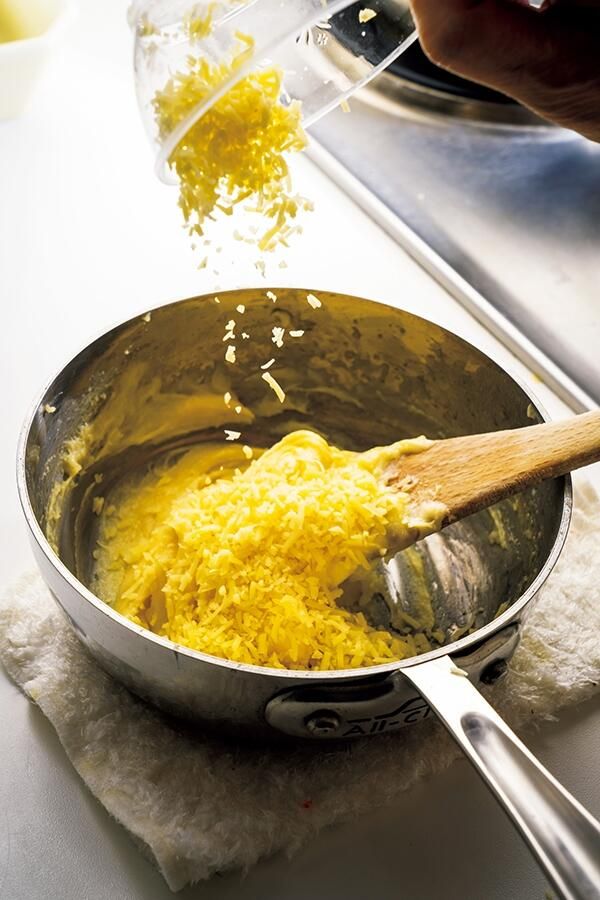 卵とチーズを加え練る