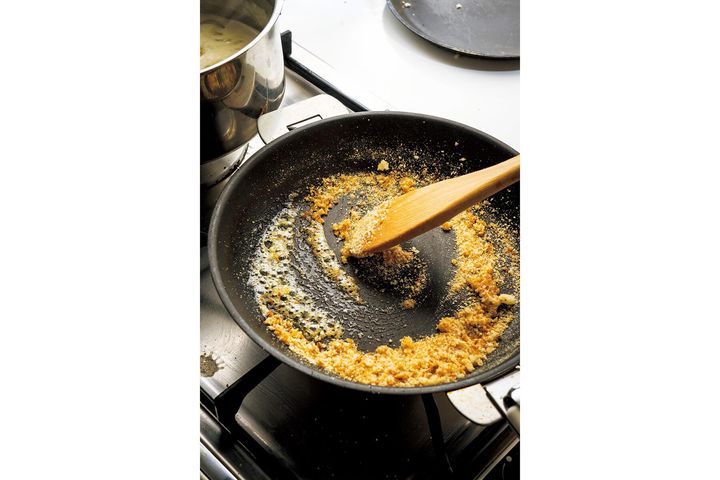 バター炒めパン粉をつくる