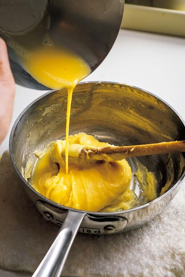 卵とチーズを加え練る