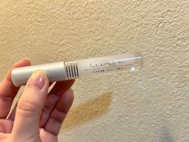 セザンヌクリアマスカラを左手で持っている