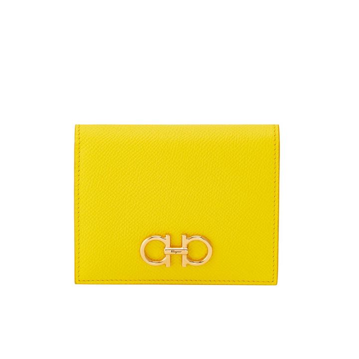 画像: 【FERRAGAMO】「コンパクトウォレット」＜イエロー＞¥62,700（税込） 出典：FERRAGAMO