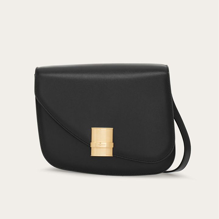 画像: 【FERRAGAMO】「Fiamma ショルダーバッグ（ミディアム）」＜ブラック＞¥319,000（税込） 出典：FERRAGAMO