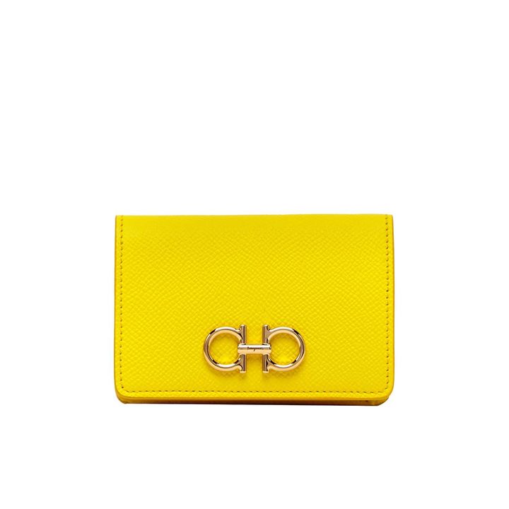画像: 【FERRAGAMO】「カードケース」＜イエロー＞¥49,500（税込） 出典：FERRAGAMO