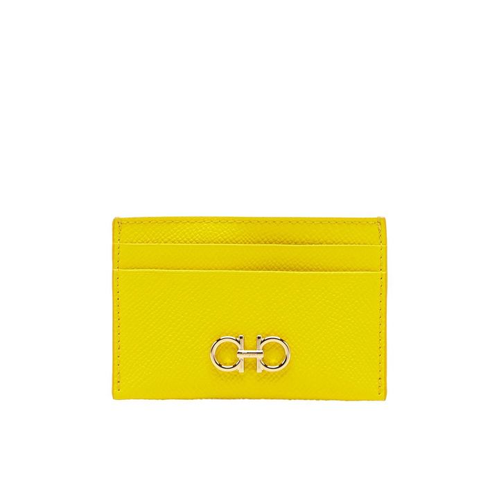 画像: 【FERRAGAMO】「カードケース」＜イエロー＞¥33,000（税込） 出典：FERRAGAMO
