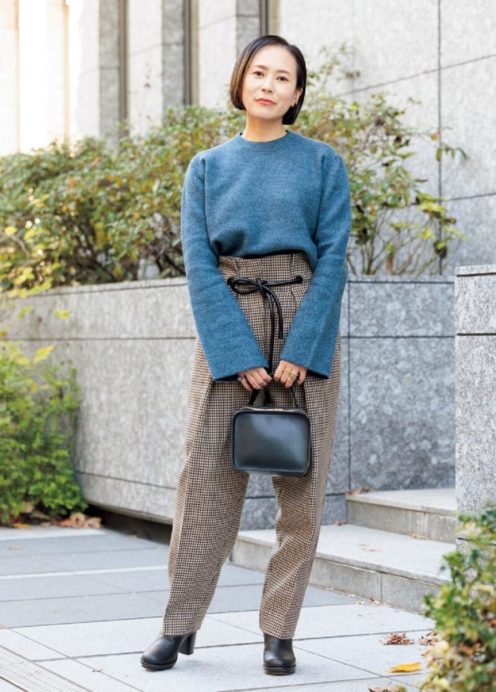 井口幸世さんスナップ イレーヴのブルーのニットコーデ