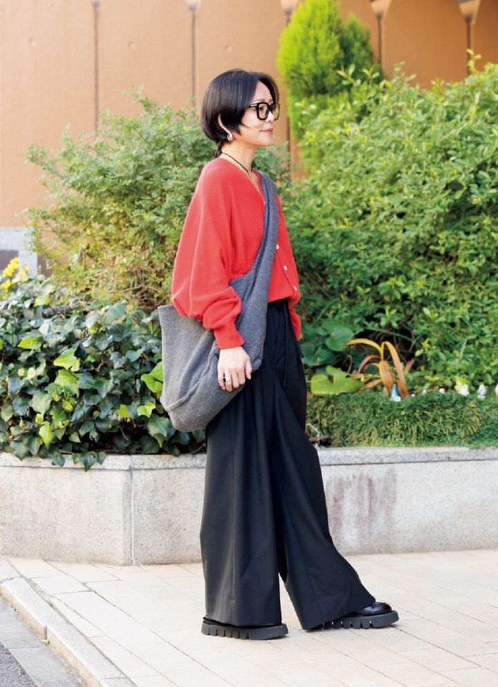 スタイリスト宮澤敬子さんスナップ アンスクリアの赤ニット