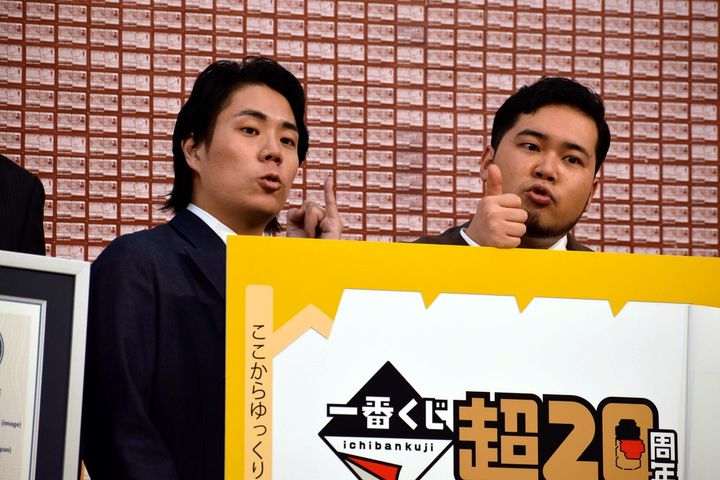 PRイベントに出席した令和ロマンの高比良くるまさん（左）と松井ケムリさん
