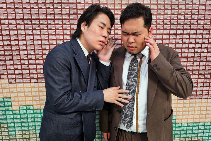 令和ロマンの高比良くるまさん（左）と松井ケムリさん