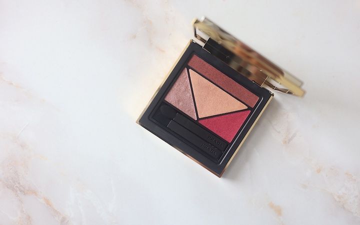 プラダ ビューティの「ダイメンションズ マルチエフェクト アイシャドウ」全色スウォッチ！イエベ、ブルベ別のおすすめも紹介