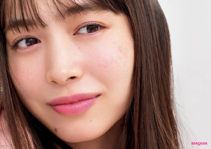 井桁弘恵さんの華やかなピンクメイク。大胆なビビッドカラーをアクセサリーのようにトッピング_5