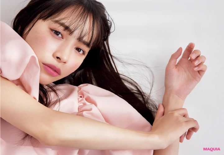 井桁弘恵さんの華やかなピンクメイク。大胆なビビッドカラーをアクセサリーのようにトッピング_3