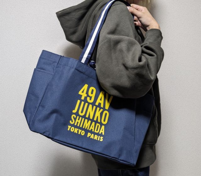 バッグを肩にかける