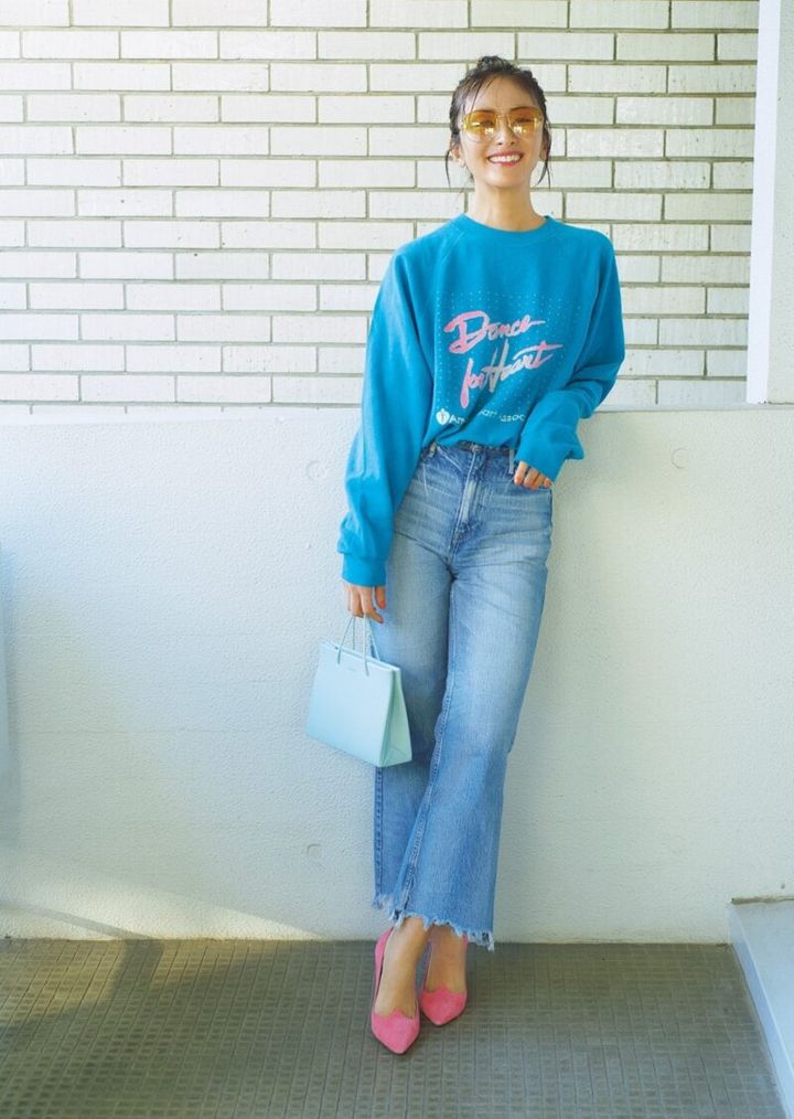 古着のスエットにアッパーハイツのデニム モデルのクリスウェブ佳子さんスナップ