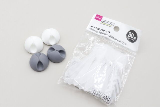 ダイソーのスパチュラスタンドとメイクスパチュラ