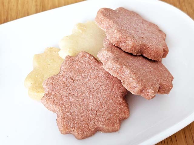 紀伊國屋「カラーミニスイーツバッグ（さくら）」のクッキー2種がお皿にのせられている様子