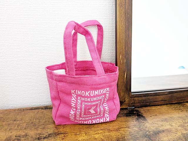 紀伊國屋「カラーミニスイーツバッグ（さくら）」の中身を出して、小物入れとして使用している様子