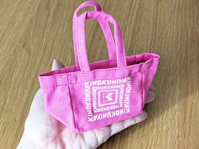 紀伊國屋「カラーミニスイーツバッグ（さくら）」を手のひらに乗せた様子