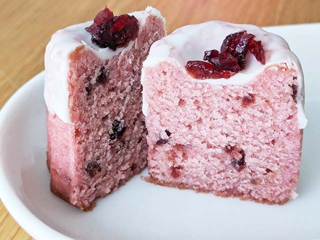 紀伊國屋「カラーミニスイーツバッグ（さくら）」の「クグロフティノ ホワイトチョコ×クランベリー」断面