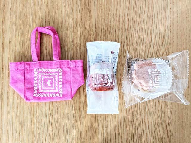 紀伊國屋「カラーミニスイーツバッグ（さくら）」と中のスイーツがテーブルに並べられている様子